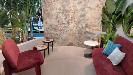 Inspirace z veletrhu Cersaie 2023 - dlažba v imitaci betonu a obklad s floristickým dekorem