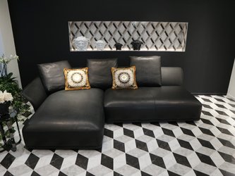 Černobílé obklady a dlažba Versace v interiéru - inspirace z veletrhu Cersaie 2023
