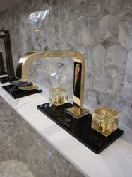 Keramické obklady Versace s luxusní zlatou baterií - inspirace z veletrhu Cersaie 2023