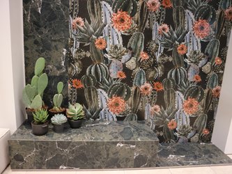 Barevné keramické obklady s motivem kaktusů a květin a dlažba s designem kamene-  inspirace z veletrhu Cersaie 2023