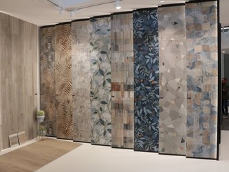 Barevné keramické obklady s celoplošnými dekory ve velkém formátu - inspirace z veletrhu Cersaie 2023
