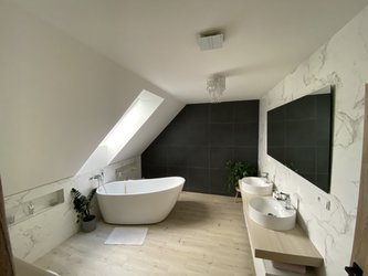Luxusní koupelna s obklady v imitaci mramoru Adonis, v imitaci betonu Glocal a s podlahou v imitaci dřeva Clorofilla