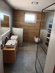 Koupelna s dlažbou v imitaci betonu Concrete a v imitaci dřeva Life