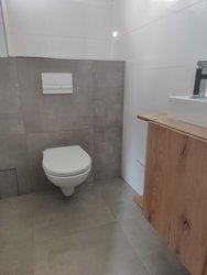 Toaleta s keramickou dlažbou Bona dea a bílým obkladem White Glossy