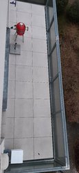 Balkon s venkovní 2cm keramickou dlažbou Arcides smoke 60x60 cm v imitaci kamene