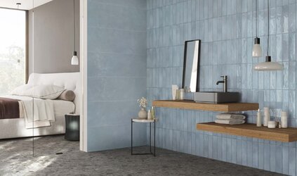 Obklad modrý v koupelně Loop cielo na stěně za umyvadlem