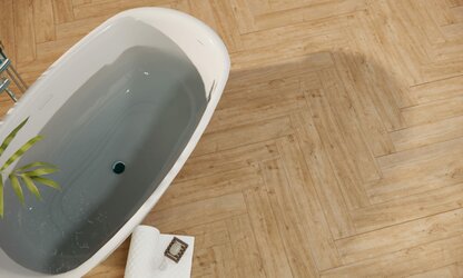 Dlažba imitující dřevo hnědá barva pokládka do stromečku v koupelně se samostojící vanou