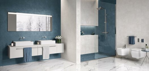 Barevná koupelna s obklady Colovers Cobalt a white
