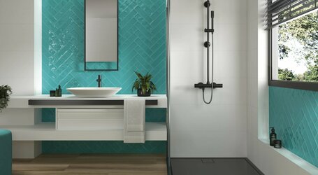 Obklad od koupelny v provedení aquamarine a bílá Maiolica