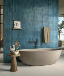 Koupelna se světlou dlažbou Homey na podlaze a 3D obklady na stěně