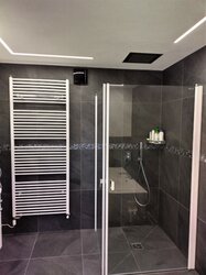 Koupelna s dlažbou v dekoru kamene Hurricane