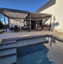 Venkovní dlažba na terasu a okolo bazénu Cottage