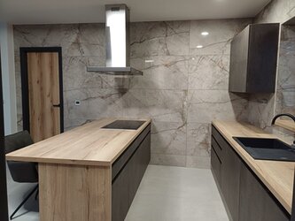 Obklad imitace mramoru Root crema na stěně v kuchyni v béžové barvě