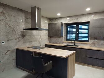 Velkoformátový obklad imitace mramoru Root crema na stěně v kuchyni v béžové barvě