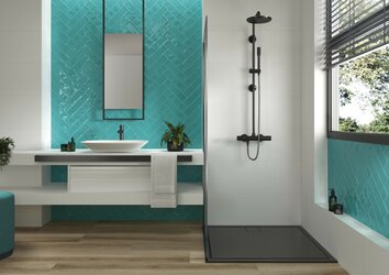 Modrozelené obklady v moderní koupelně Maiolica