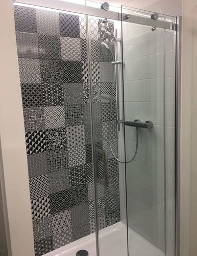 Ve sprchovém koutě se sprchovou vaničkou a elegantními pojezdy je položen obklad Moving. | realizace 5