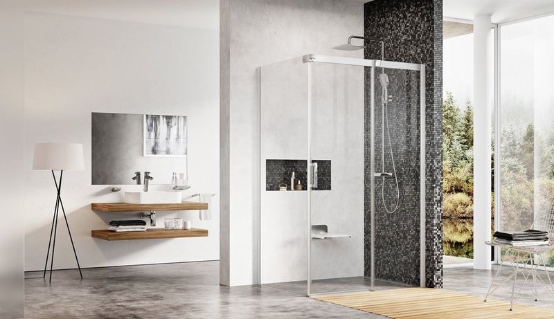 Designový sprchový kout od výrobce Laufen působí v koupelně téměř neviditelně.