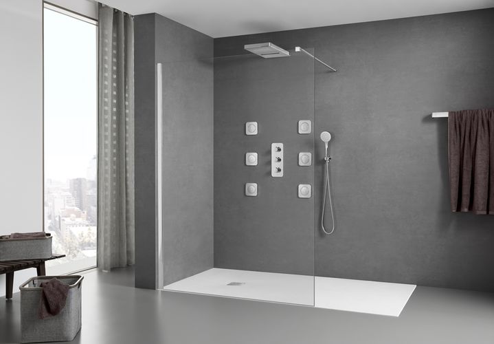 Sprchový kout od výrobce Roca v elegantním designu. Součástí sprchy je podomítková termostatická baterie.