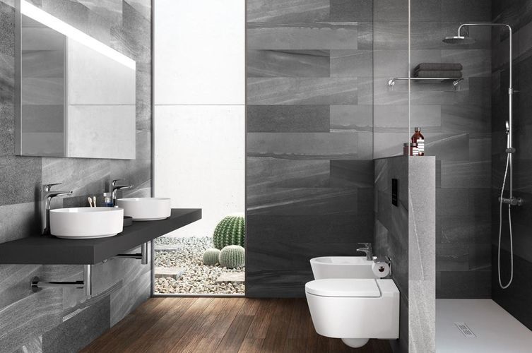Sprchový kout od výrobce Roca dokonale designově zapadá do celkového vzhledu koupelny.