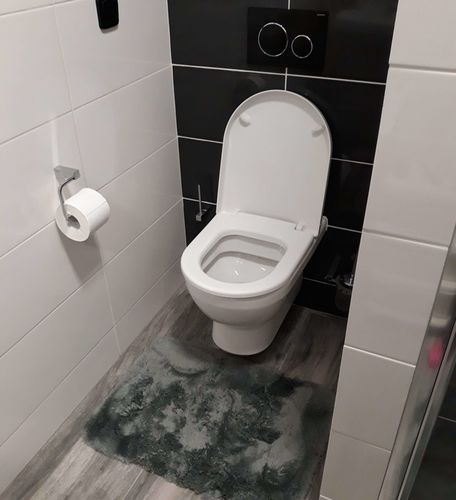 Stojící klozet působí v kombinaci s vhodnými obklady a dlažbou velmi elegantně.