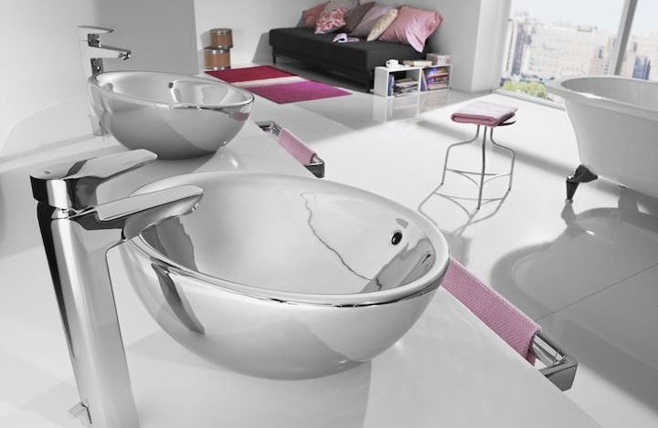 Designové umyvadlo ve stříbrné barvě perfektně ladí s vodovodní baterií.