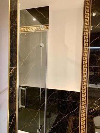 V celoproskleném sprchovém koutě má zákazník obklad Marble v imitaci mramoru. | pokračování o realizacích