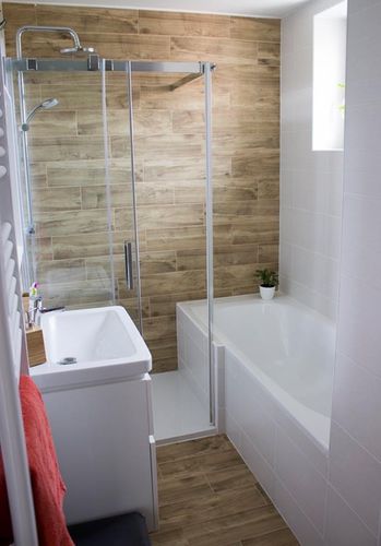 Ve sprchovém koutě se sprchovou vaničkou je jako obklad položena dlažba Picasso imitující dřevo.