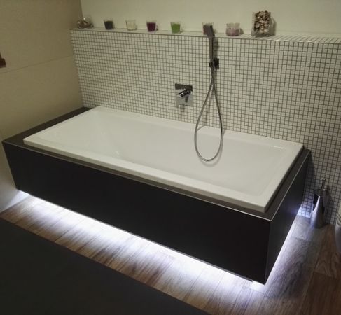 Podsvícená vana ve stylové koupelně. | Inspirujte se realizacemi koupelen našich zákazníků