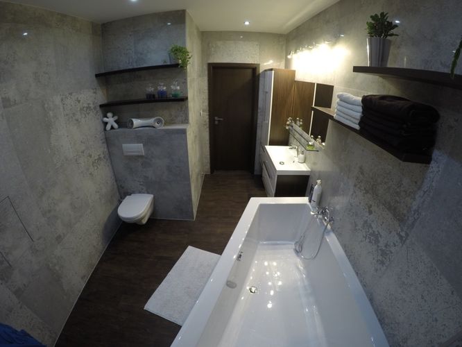 Stylová moderní koupelna s atypicky tvarovanou vanou. | Atypická vana realizace