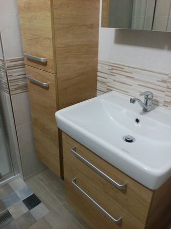 Koupelnová sestava v dekoru dřeva může být nejen praktická, ale také stylová. | Když si koupelnu zákazníka podmaní závěsné skříňky v dekoru dřeva