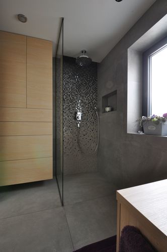 Ozdobou sprchy zákaznice je mozaika Four seasons. Na podlaze je položena dlažba Urbanature.