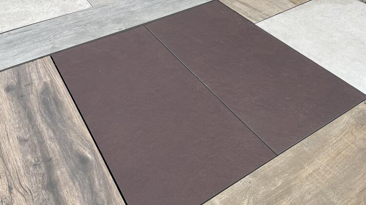 2 cm dlažba na terasu v imitaci betonu Officine Sunset Custom - tmavě hnědá, 45x90 cm