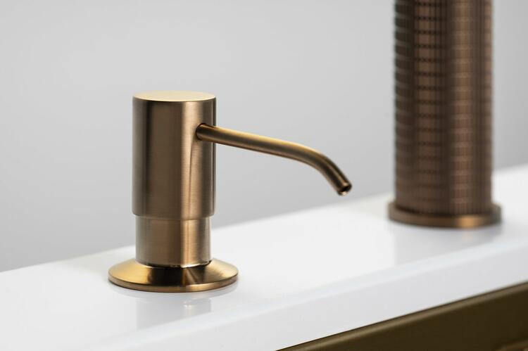 Zápustný dávkovač mýdla, kulatý, měď mat