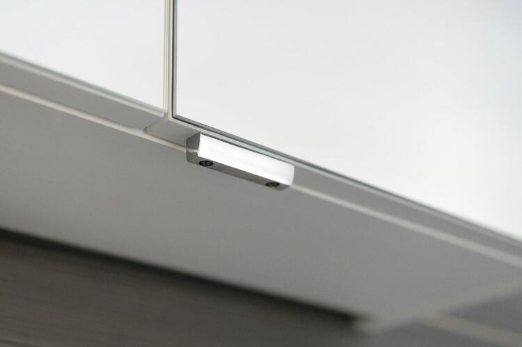 RIWA galerka s LED osvětlením, 3x dvířka, 121x70x17cm, bílá lesk