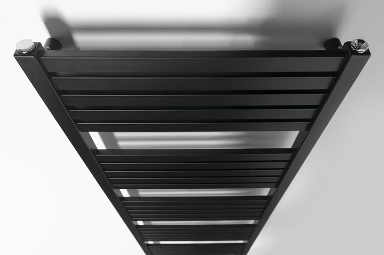 GRUNT otopné těleso rovné 500x1610 mm, středové připojení, černá mat