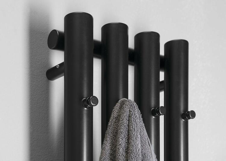 PILON otopné těleso 270x1800mm, se čtyřmi háčky pro ručník, černá mat
