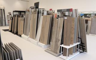 Vzorky obkladů a dlažeb v imitaci dřeva na prodejně v Přerově