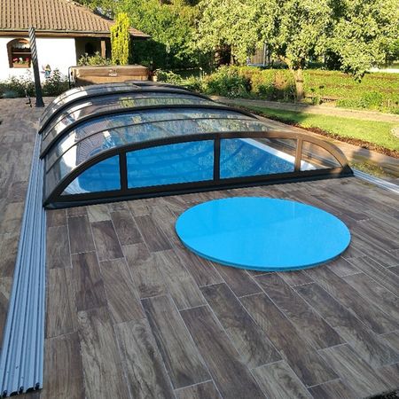 Dlažba Chalet okolo bazénu. | Inspirujte se realizacemi našich zákazníků, kteří mají na svých terasách venkovní 2cm dlažby