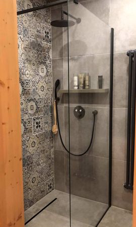 Koupelnu zákazníka zdobí obklad Vintage s patchworkovými vzory. | pokračování betonu či kovu