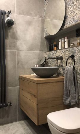 Koupelna působí opticky větší díky velkoformátové dlažbě Urbanature. | pokračování betonu či kovu