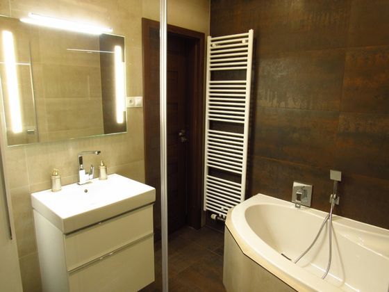 Dominantou koupelny zákazníka jsou velkoformátové obklady Ionic v imitaci kovu. | pokračování betonu či kovu 2