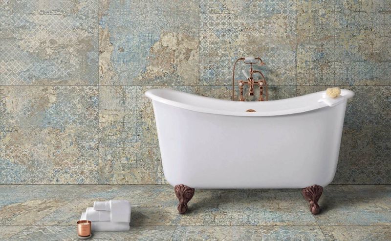 Velkoformátový obklad do koupelny Carpet v imitaci perského koberce dodá koupelně neobyčejnou atmosféru. Dostupný je ve formátech 100×100 cm nebo 50×100 cm. | Jak se velké obklady do koupelny udržují a jak se pokládají?