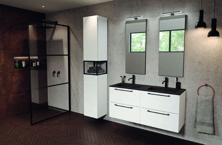 Moderní sprcha tvořená sprchovou zástěnou, nikou a stylovou sprchovou baterií. | p