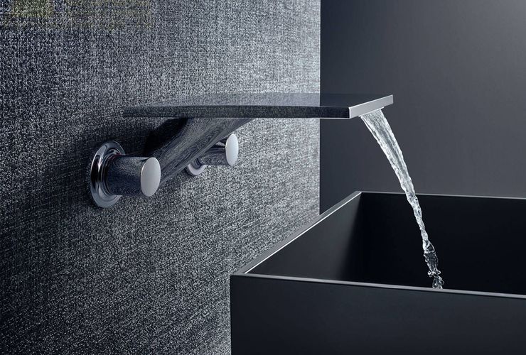 Voda, tekoucí  z luxusní baterie Hansgrohe Axor Massaud, připomíná vodopád. | 1. Voda, která teče z luxusní baterie, připomíná tekoucí vodopád uprostřed panenské přírody