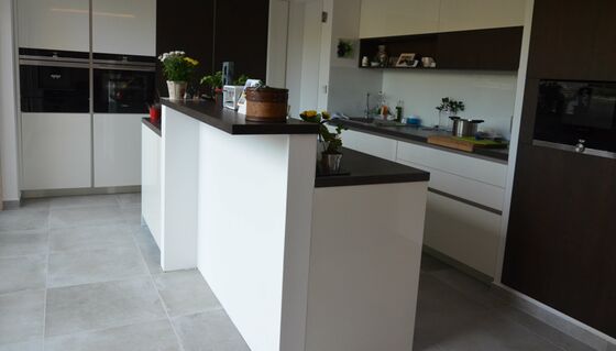 Slinutá rektifikovaná dlažba imitující beton Le Cave v kuchyni zákazníka. | Dlažba v imitaci betonu vytváří minimalistké, a zároveň útulné bydlení
