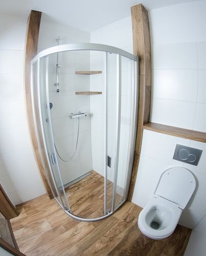 Dlažba imitující dřevo Chalet je v koupelně zákazníka položena i ve sprchovém koutu. | Dlažba imitující dřevo navozuje venkovskou atmosféru také v menší koupelně se sprchovým koutem