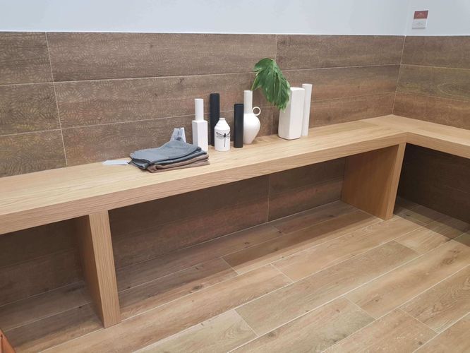 Dlažby v imitaci dřeva musí mít v určitých místnostech, jako je koupelna, potřebný protiskluz. | Jak se dlažba v designu dřeva udržuje? A kde musí být protiskluzová?