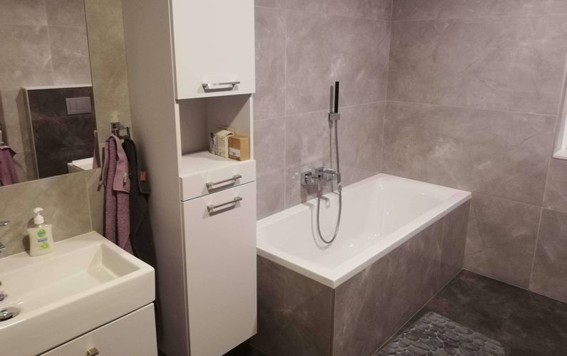 Koupelna obložená keramickou imitací mramoru Pulpis. | Dlažba imitující přírodní mramor ze Španělska zdobí koupelnu zákazníka