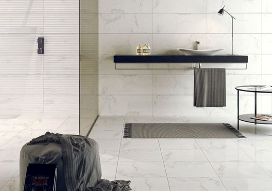 Elegantní obklad a dlažba Adonis imitující mramor v koupelně. | V jakém stylu je možné interiér s dlažbou v imitaci mramoru vytvořit?