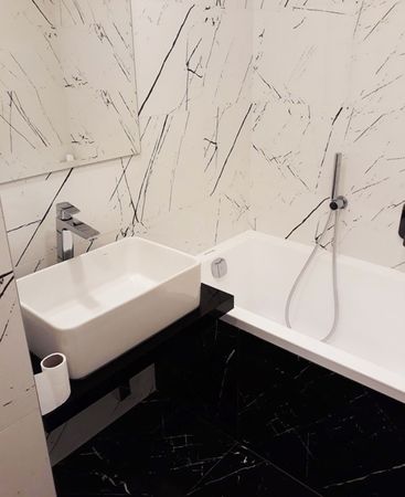 Malá koupelna jednoho z našich zákazníků s velkoformátovým obkladem a dlažbou Agatha v imitaci mramoru. | TIP OD NÁS